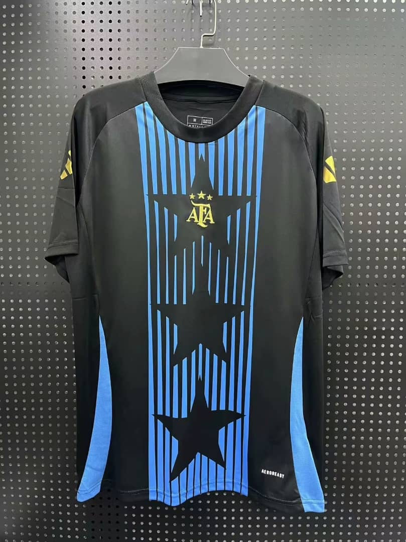 Maillot 24/25 Argentine noir Le 12 -ème Maillot, maillot de football noir avec détails argentés, visible en gros plan.
