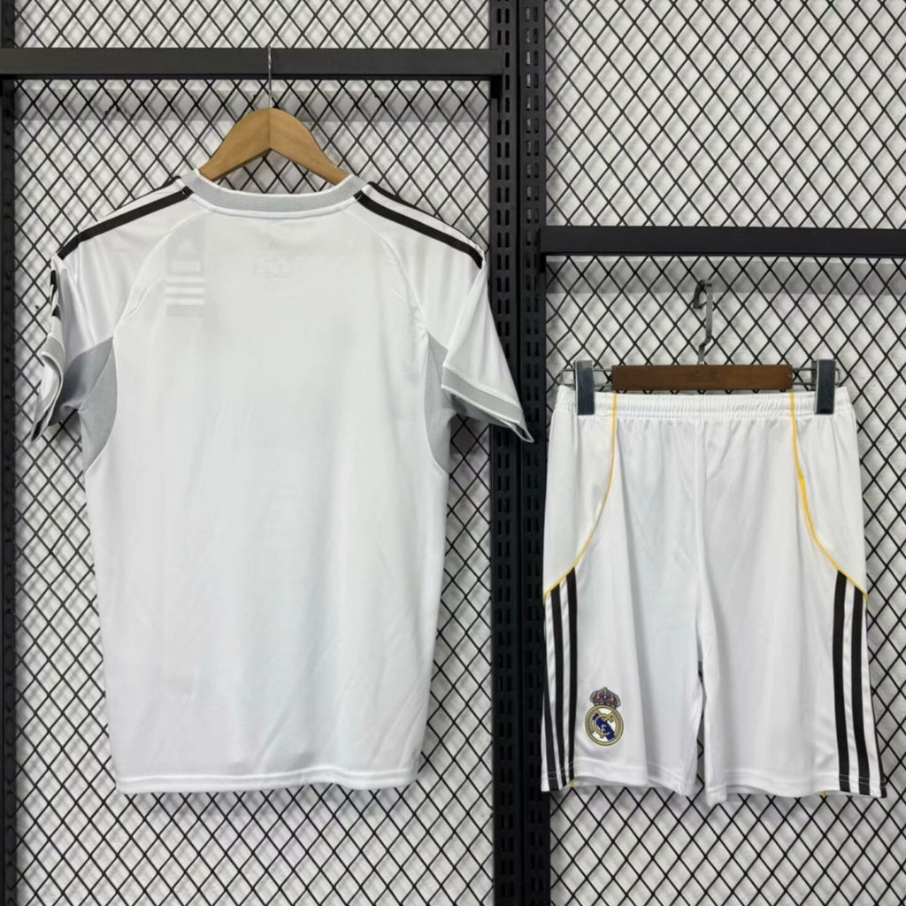 Ensemble domicile adulte Real Madrid 25/26, maillot officiel Le 12 -ème Maillot, vue de face, détails du logo et design blanc et bleu