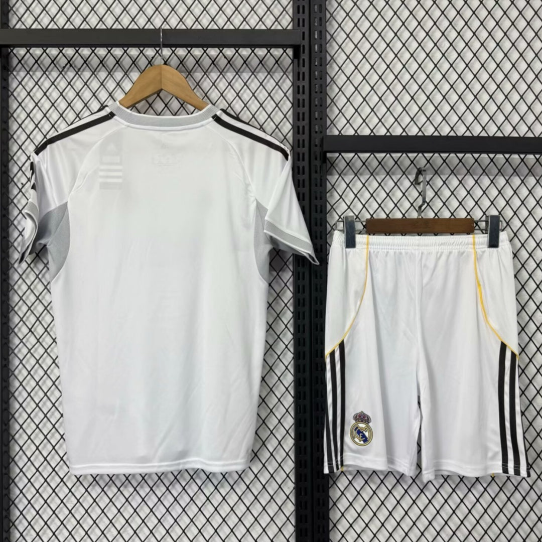 Ensemble domicile adulte Real Madrid 25/26, maillot officiel Le 12 -ème Maillot, vue de face, détails du logo et design blanc et bleu