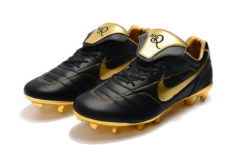 Crampons Le 12 -ème Maillot Tiempo Legend 7 R10 Elite FG pour football, vue en gros plan sur les crampons en caoutchouc.