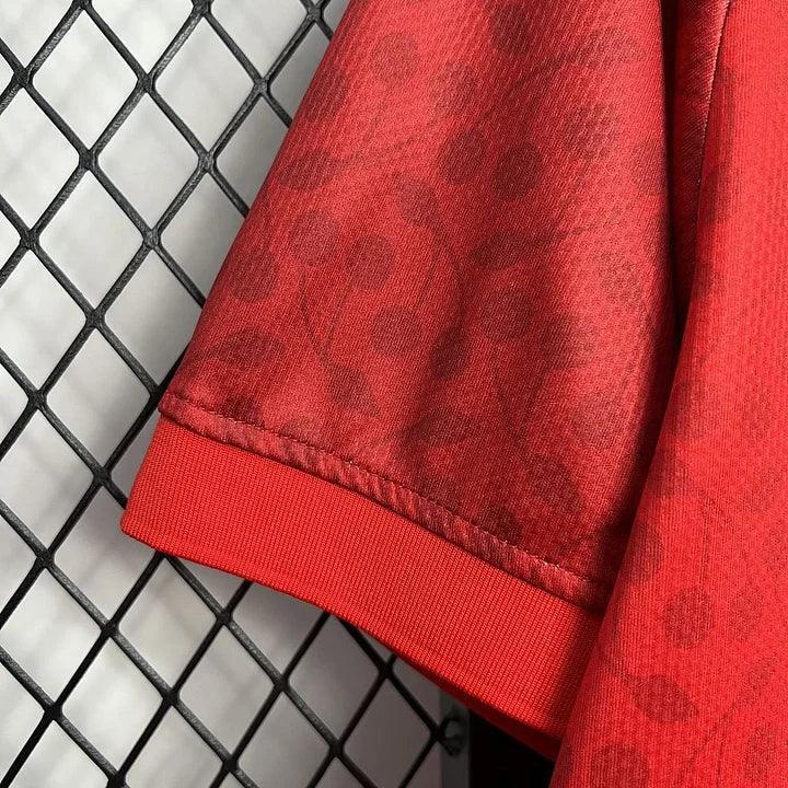 Maillot Bournemouth 2024/25 édition spéciale rouge, fabriqué par Le 12 -ème Maillot, vue de face avec logo et détails colorés