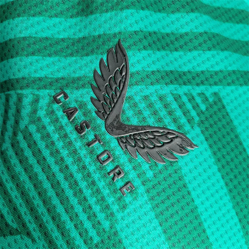 Maillot extérieur Newcastle 2023-24 Le 12 -ème Maillot, jersey de football avec logo et détails de l'équipe, vue de face.