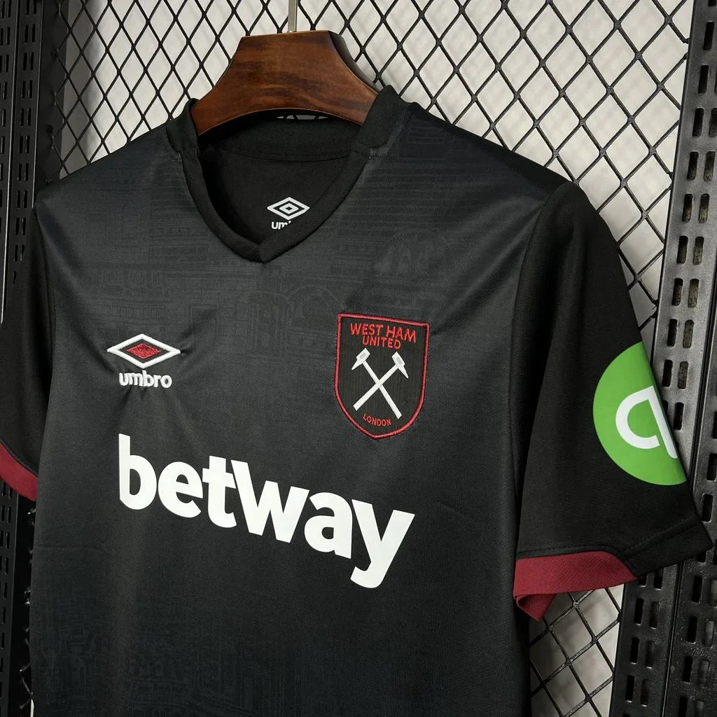 Maillot de football West Ham 2024-25, en tissu officiel, avec logo de l'équipe et détails de conception, par Le 12 -ème Maillot