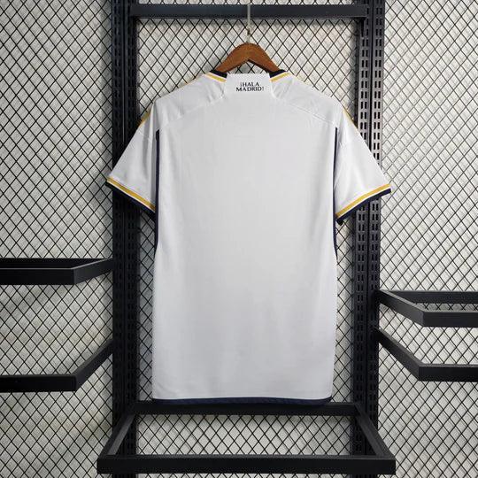 Maillot domicile Real Madrid 2023-2024 Le 12 -ème Maillot, maillot de football blanc avec logo et détails bleus.