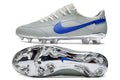 Crampons Le 12 -ème Maillot Tiempo Legend 9 Elite pour escalade, montrant la fixation et la pointe en acier sur sol rocheux