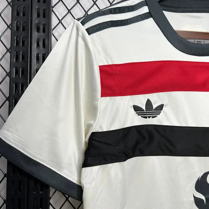 Maillot Manchester United 2024-2025 troisième, en tissu rouge avec logo et détails en blanc, par Le 12 -ème Maillot.