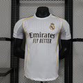 Maillot officiel du Real Madrid par Le 12 -ème Maillot, vue de face avec logo et détails du maillot blanc.