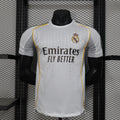 Maillot domicile Real Madrid Le 12-ème Maillot pour enfant en 25/26, logo du club et détails du maillot visible.