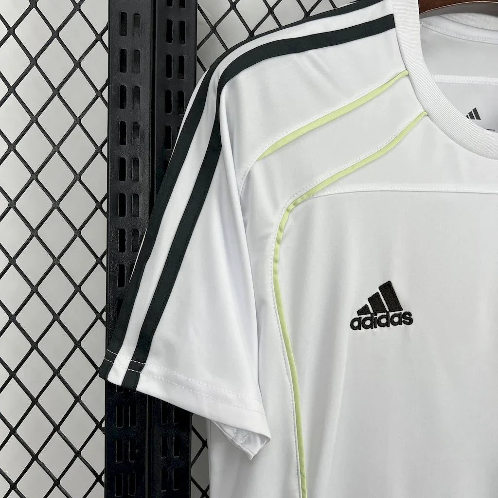 Maillot Real Madrid 2025-26 Le 12 -ème Maillot, maillot de football avec logo et design officiel, vue de face.
