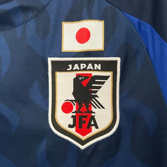 Maillot domicile du Japon 2024/2025 Le 12 -ème Maillot, maillot de football avec design rouge et blanc, vue de face.