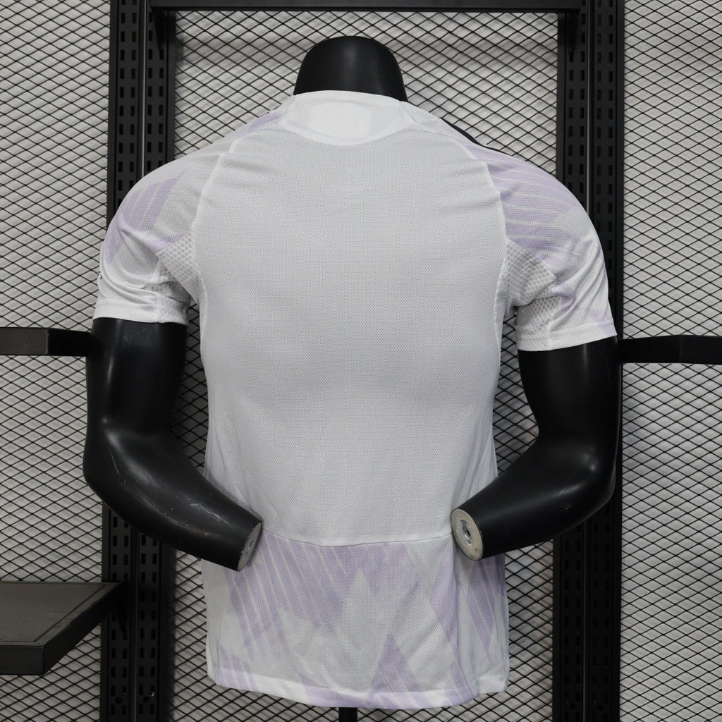 Maillot extérieur Manchester United 25/26, modèle Le 12 -ème Maillot, avec logo et détails de l'équipe sur le maillot.