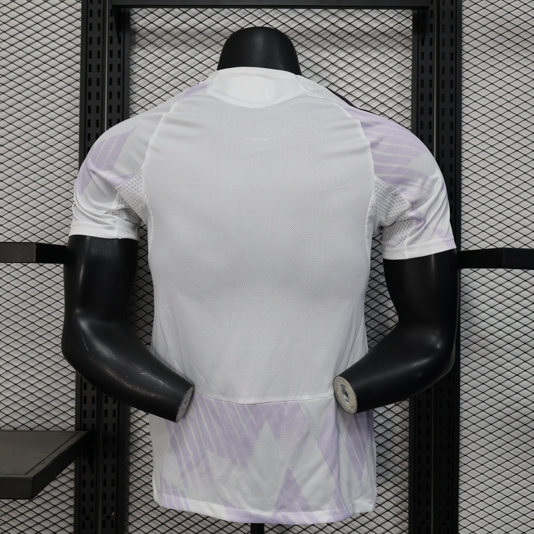 Maillot extérieur Manchester United 25/26, modèle Le 12 -ème Maillot, avec logo et détails de l'équipe sur le maillot.