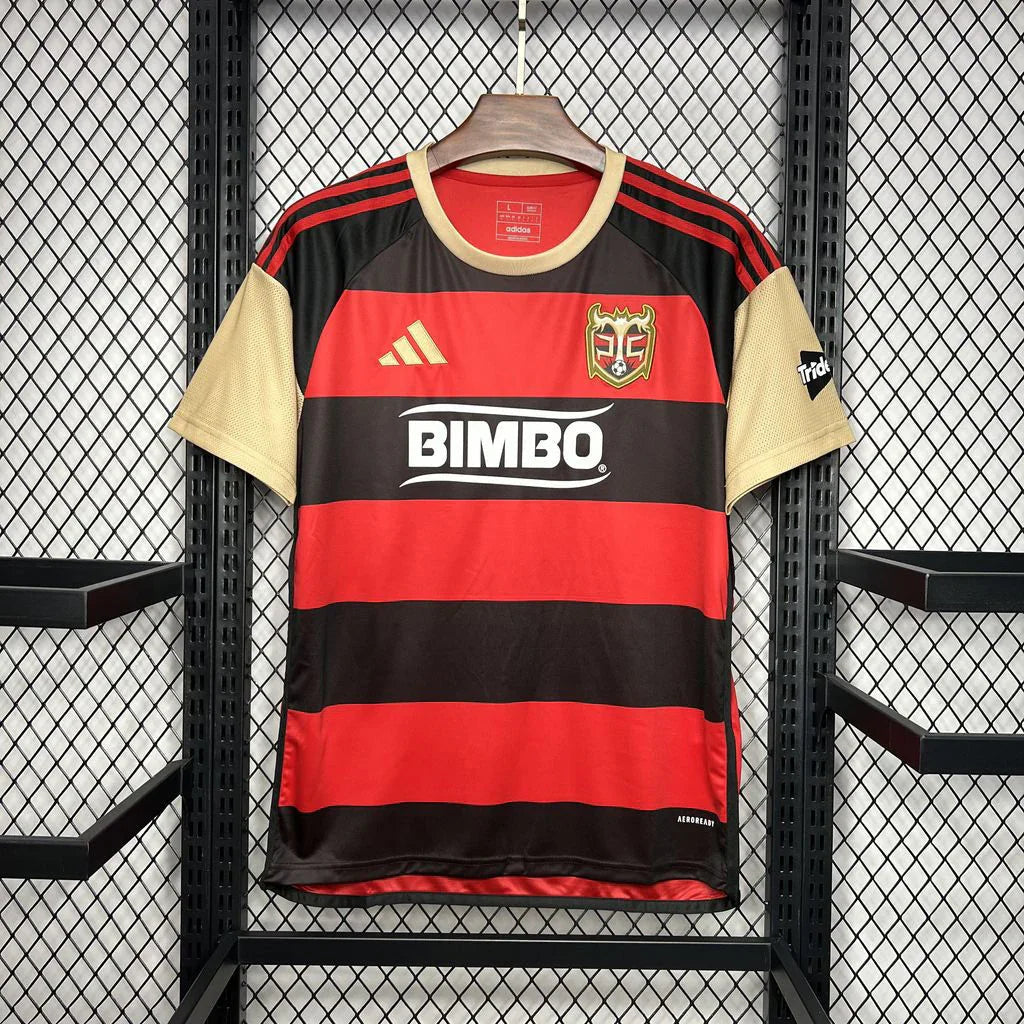 Maillot de football Cagliari 2024-25 de la marque Le 12-ème Maillot, vue de face avec logo et détails colorés.