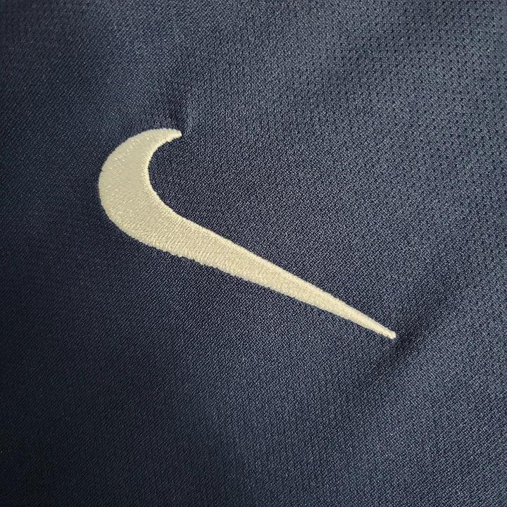 Maillot de football rétro Le 12 -ème Maillot Paris 2017-2018, jersey blanc avec logo de Paris Saint-Germain visible dans l'image