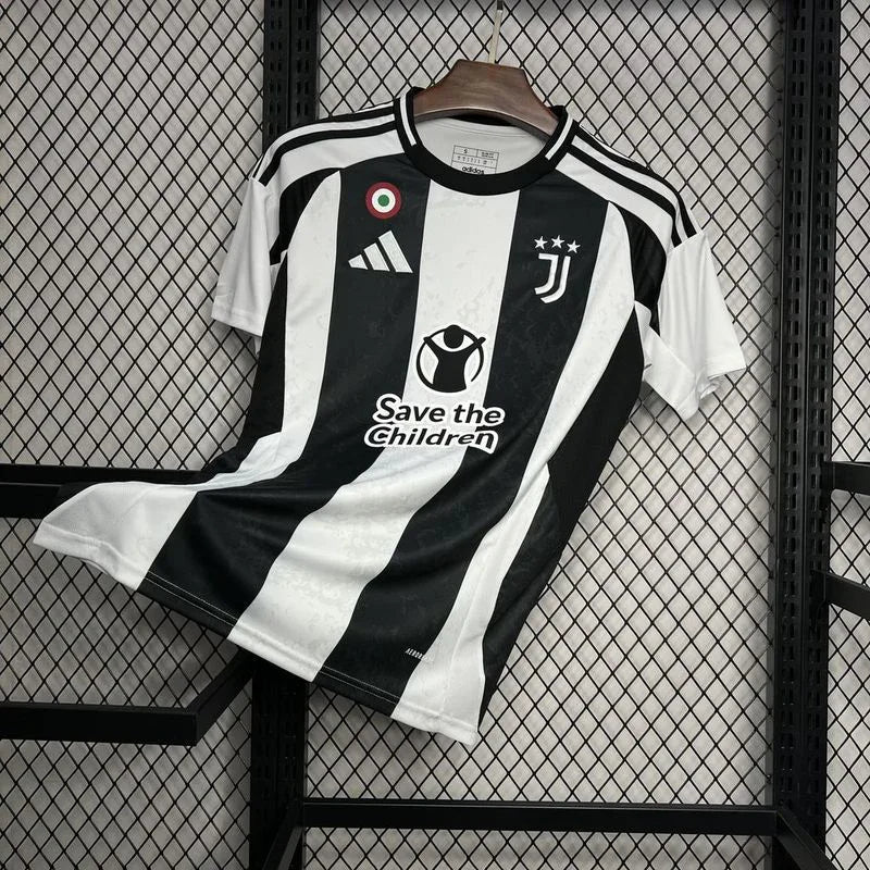 Maillot domicile Juventus avec sponsors, marque Le 12, devant du maillot de football, logo Juventus visible, détails du design.