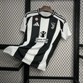 Maillot domicile Juventus avec sponsors, marque Le 12, devant du maillot de football, logo Juventus visible, détails du design.