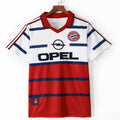 Maillot extérieur rétro Bayern Munich 1998-2000 Le 12-ème Maillot, maillot de football en tissu avec logo et couleurs classiques.