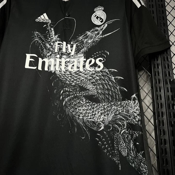 Maillot rétro de football Real Madrid 2014-2015, marque Le 12-ème Maillot, en tissu blanc avec logo et détails bleus.