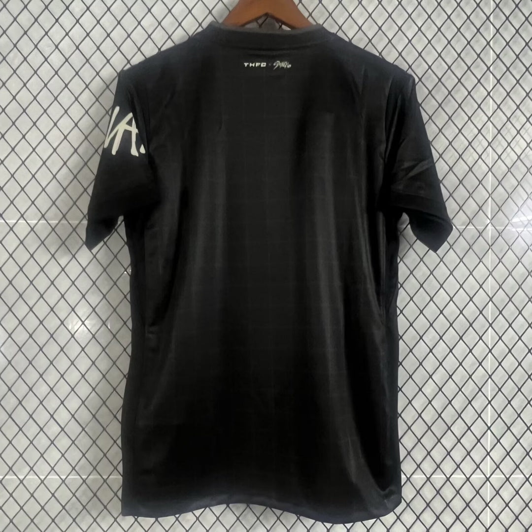 Maillot Tottenham 25/26 Le 12 -ème Maillot, maillot de football avec logo et design officiel, vue de face.