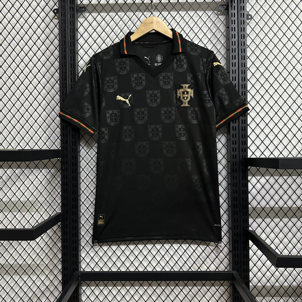 Maillot de football Portugal 25/26 noir, Le 12 -ème Maillot, vue de face avec logo et détails du design noir.