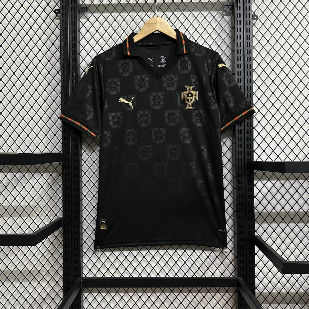 Maillot Portugal noir 25/26 par Le 12 -ème Maillot, logo Portugal et détails de l'équipe visibles sur le maillot.
