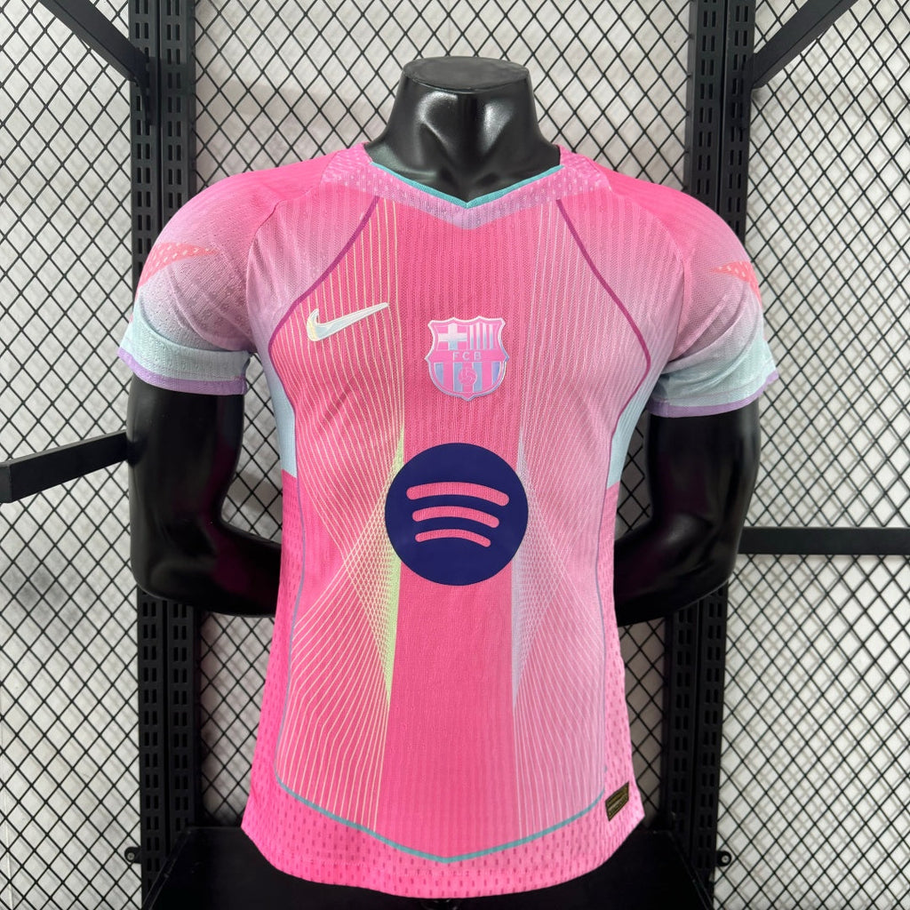 Maillot de football Barcelone 25/26 rose, modèle spécial joueur, marque Le 12 -ème Maillot, vue du devant avec logo et détails.