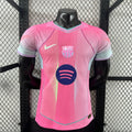 Maillot de football Barcelone 25/26 rose, modèle spécial joueur, marque Le 12 -ème Maillot, vue du devant avec logo et détails.