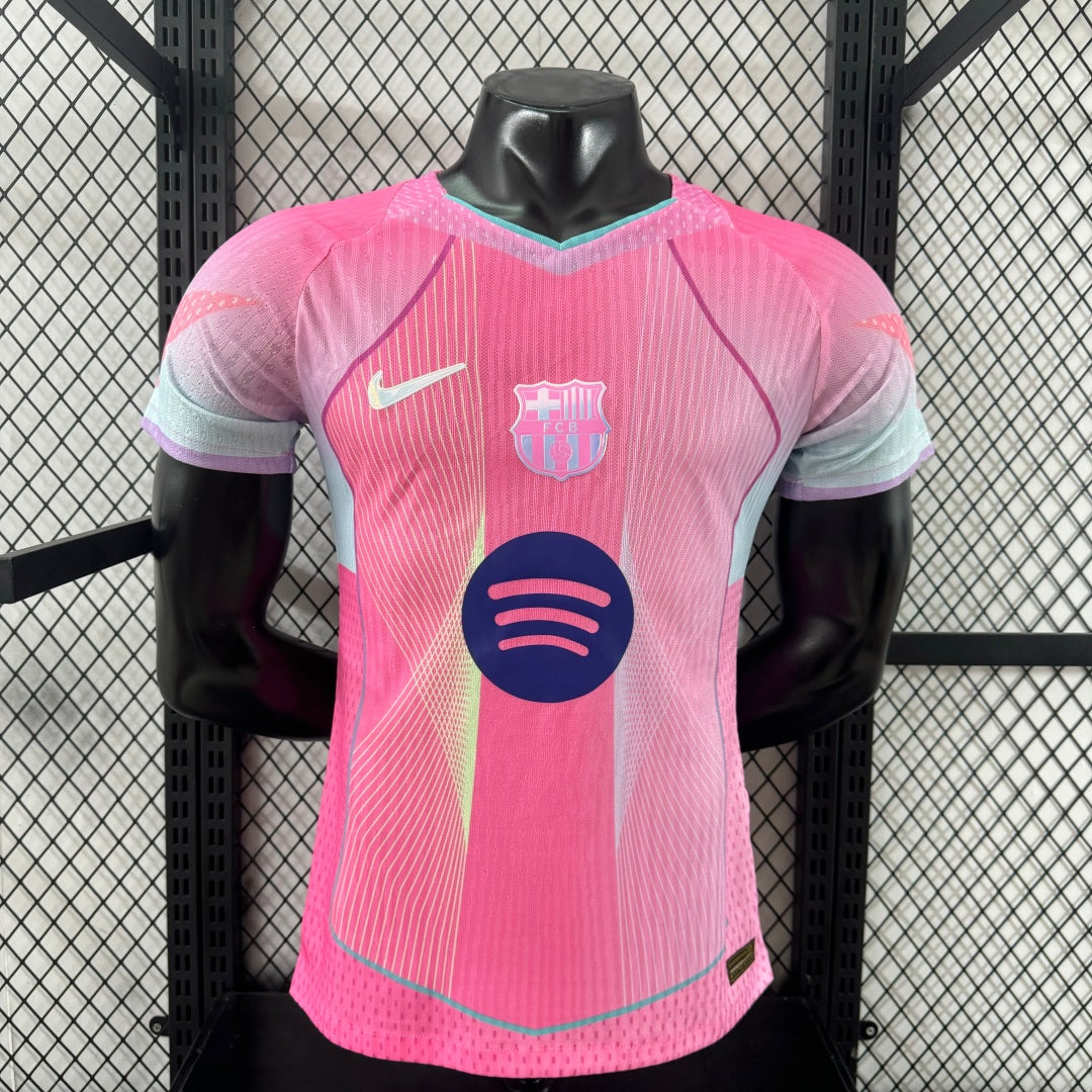 Maillot de football Barcelone 25/26 rose, modèle spécial joueur, marque Le 12 -ème Maillot, vue du devant avec logo et détails.