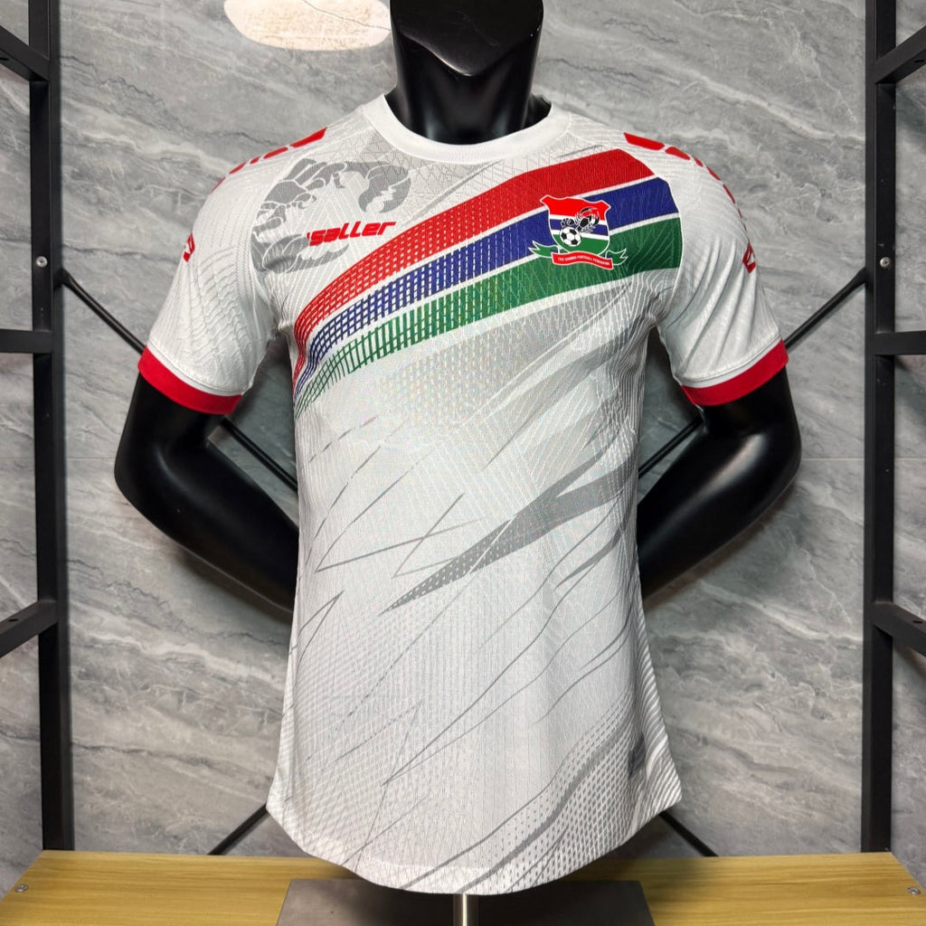 Maillot de football 25/26 Gambia blanc pour joueur, marque Le 12 -ème Maillot, vue du devant du maillot.