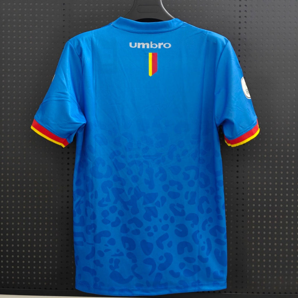 Maillot de football bleu Congo 25/26 Le 12 -ème Maillot, design spécial, vue de l'avant sur le tissu et les détails du maillot.