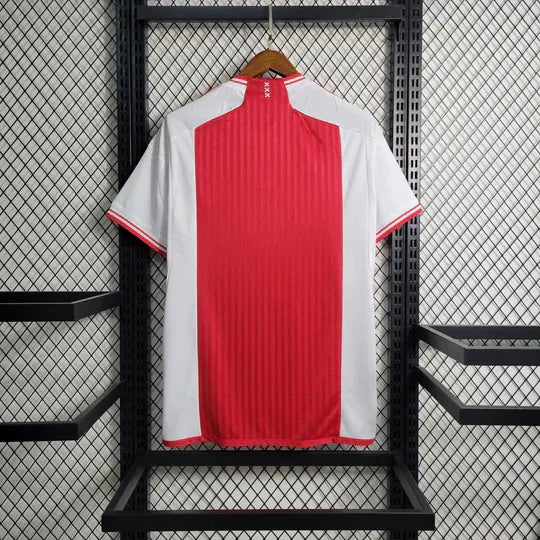 Maillot domicile de l'Ajax 2023-2024, modèle Le 12-ème Maillot, vue avant du maillot de football blanc et rouge.