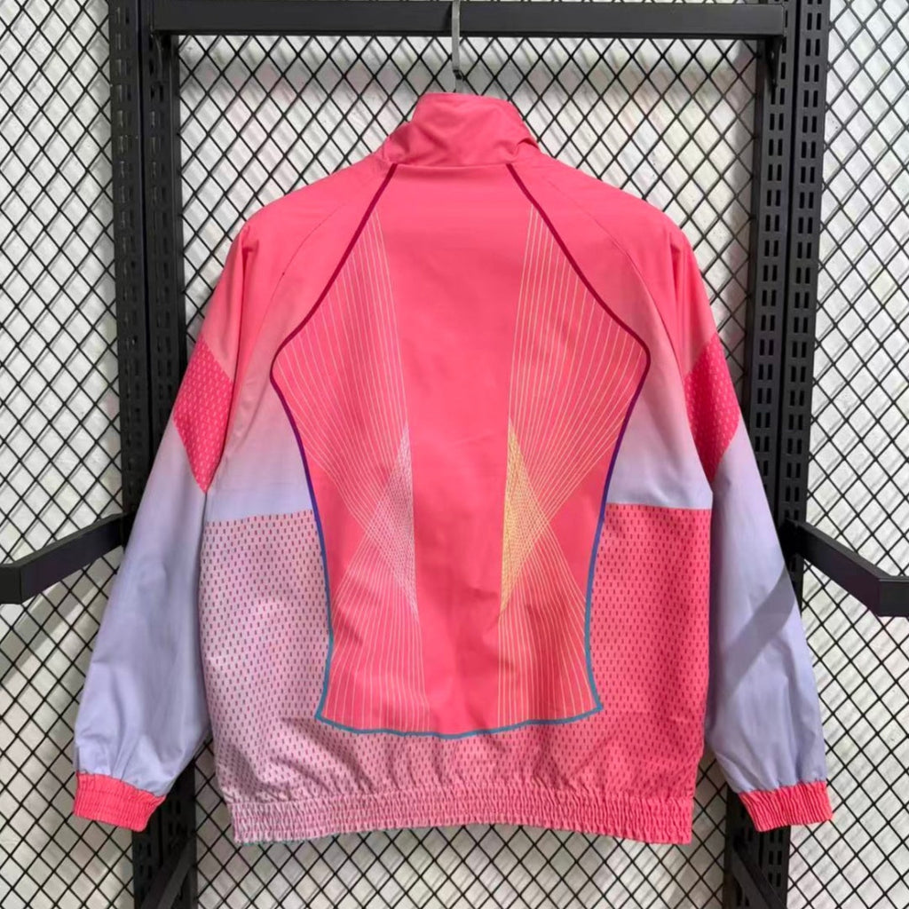 Veste coupe-vent réversible Barcelone Le 12 -ème Maillot, design coloré et légère, affichée portée sur mannequin.