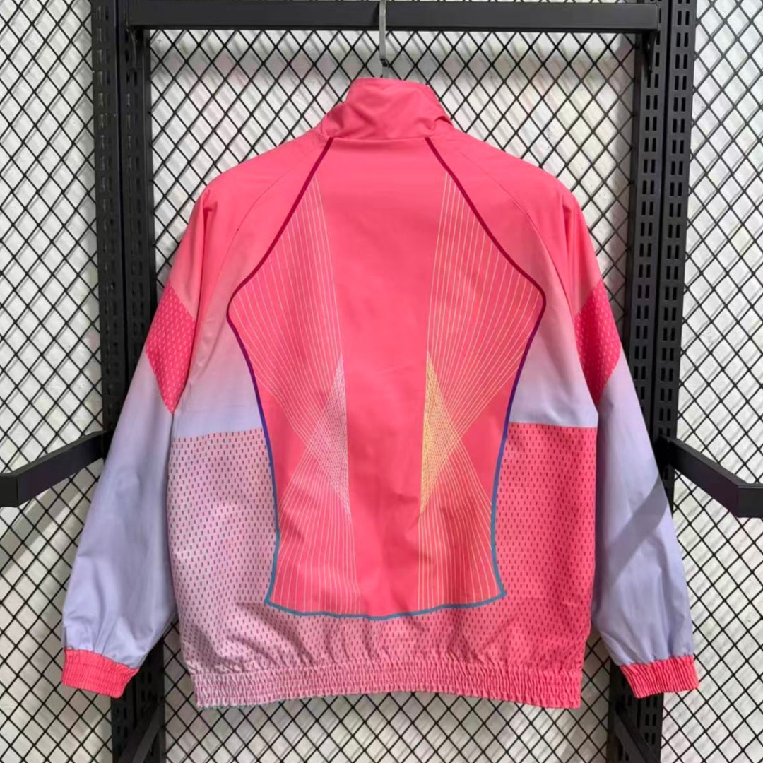 Veste coupe-vent réversible Barcelone Le 12 -ème Maillot, design coloré et légère, affichée portée sur mannequin.