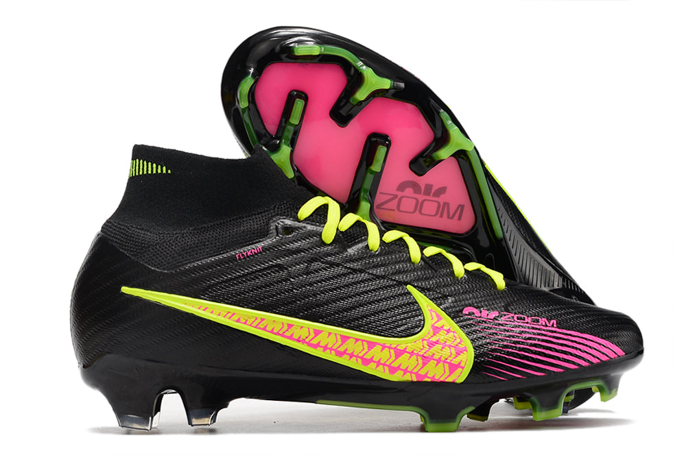Crampons Nike Mercurial Superfly IX Elite pour football, semelles en acier, design avec motifs noirs et rouges.