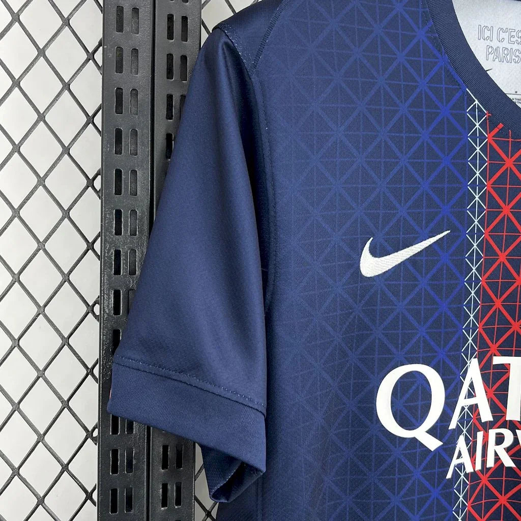 Maillot PSG 2025/26 Le 12-ème Maillot, maillot de football avec logo du Paris Saint-Germain, en tissu bleu avec détails rouges et blancs.