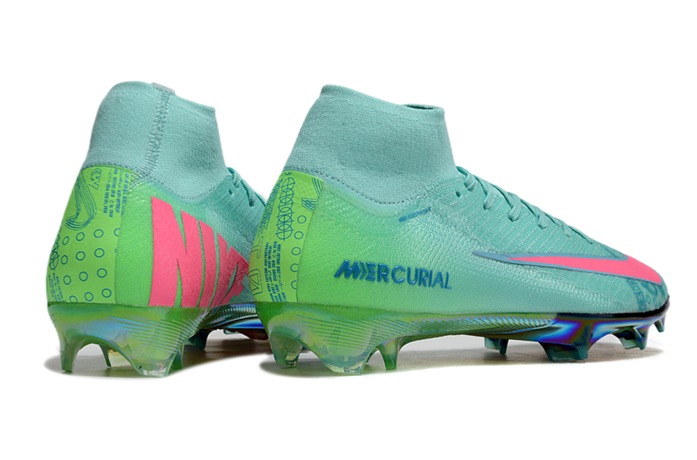 Crampons Mercurial Superfly IIX Elite de Le 12 -ème Maillot, vue montrant la semelle avec crampons en métal.