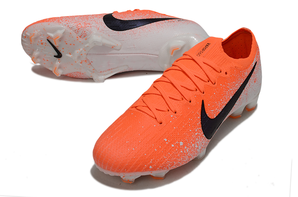 Crampons Mercurial Vapor XII Elite de Le 12 -ème Maillot, vue en gros plan, avec pointes en métal pour traction sur le terrain.