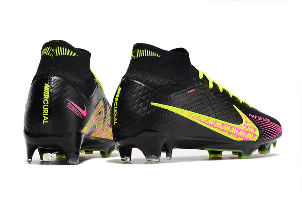 Crampons Mercurial Superfly IX Elite de Le 12 -ème Maillot, vue des crampons avec pointes métalliques pour football.