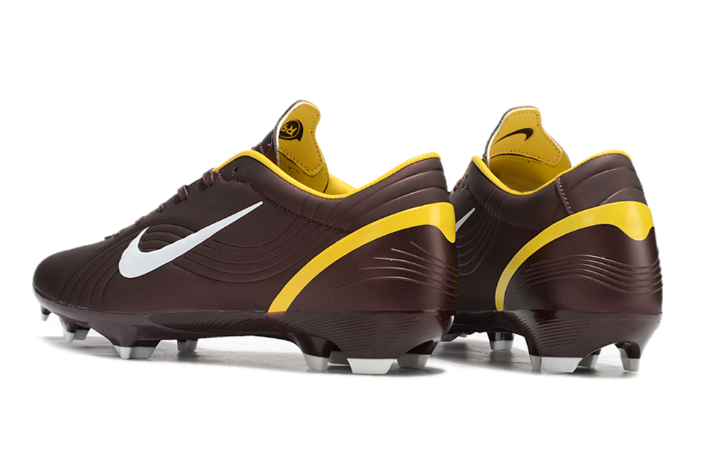Crampons Mercurial Vapor IX Élité (R9) pour football, semelles en métal avec pointes, marque Le 12-ème Maillot, sur fond blanc