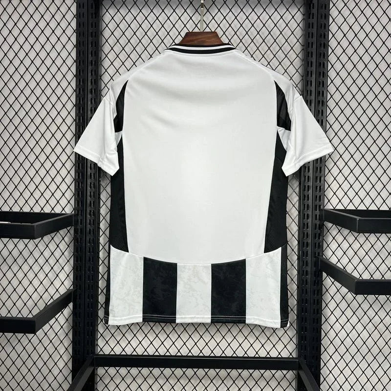 Maillot domicile Juventus avec sponsors, fabriqué par Le 12, vue de face avec logo et détails du maillot de football.