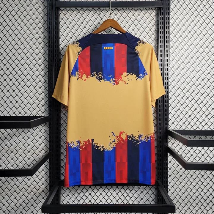 Maillot concept FC Barcelone 2023 de Le 12, maillot de football bleu avec logo du club et détails modernes, vue frontale.