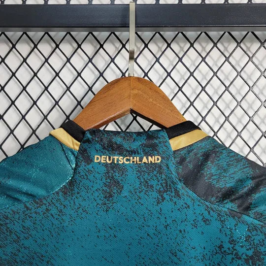 Maillot de l'Allemagne 2023-2024 édition spéciale, maillot de football Le 12, vue du devant avec design unique.