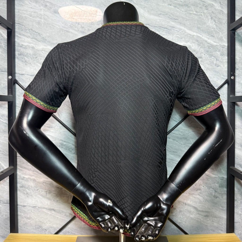 Maillot Mali 25/26 noir pour joueur, fabriqué par Le 12 -ème Maillot, vue de face avec logo et détails du design.