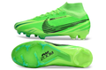 Crampons Mercurial Superfly IX Elite pour football, avec semelles à crampons en métal, conçus pour performance et adhérence.