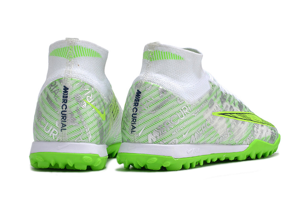 Crampons Mercurial Superfly IX Elite de Le 12 -ème Maillot, vue en détail avec pointes en acier et semelle en caoutchouc.