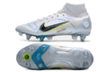 Crampons Mercurial Superfly IX Elite pour football, avec pointes en métal et design léger, posé sur une surface de sport.
