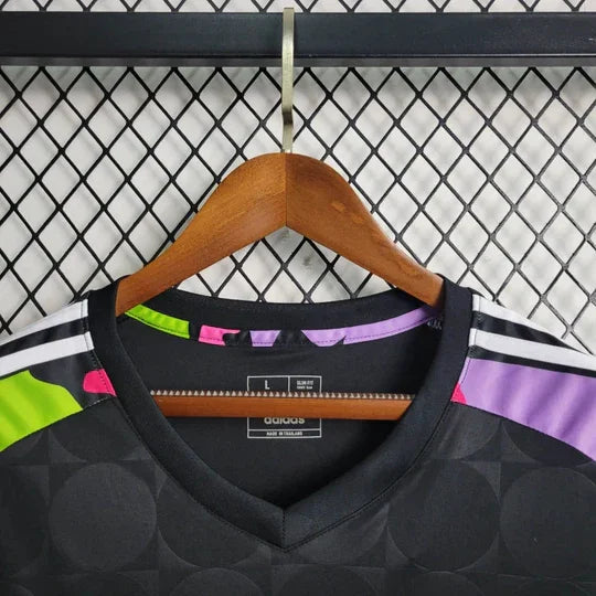 Maillot Manchester United 2024 Édition Love Unites de Le 12 -ème Maillot, vue de face avec logo et détails du design.