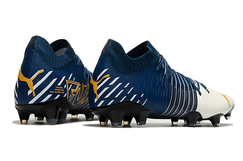 Crampons Future Z 1.1FG de Le 12 -ème Maillot, montrant les pointes en acier et la fixation robuste pour l'escalade.