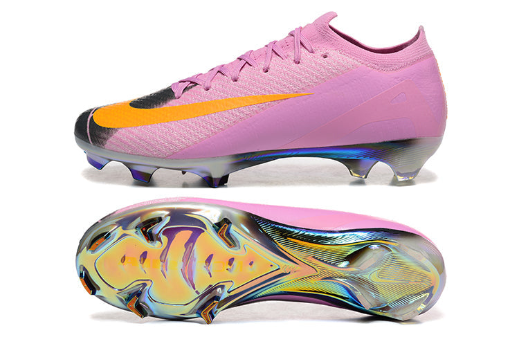 Crampons Mercurial Vapor 16 Elite XXV pour football, chaussures de sport avec pointes en métal, en gros plan.