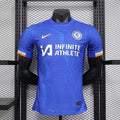 Maillot domicile Chelsea 2024/2025 Le 12ème Maillot, devant du maillot avec logo et détails bleus.